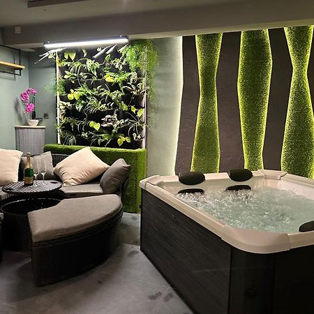 Leo Apartment Suite & Private Spa Zone - Old City Pozsony Kültér fotó