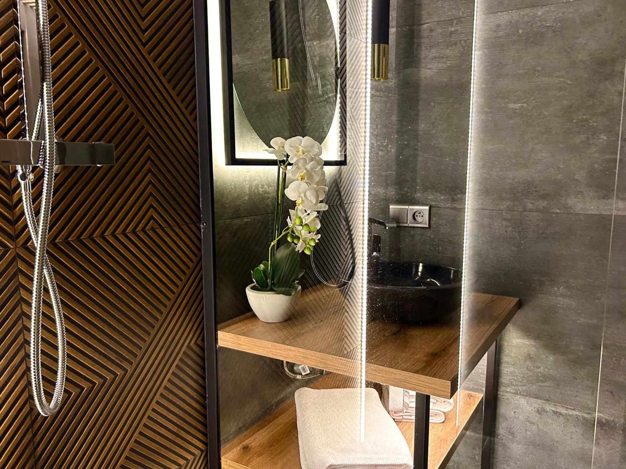 Leo Apartment Suite & Private Spa Zone - Old City Pozsony Kültér fotó