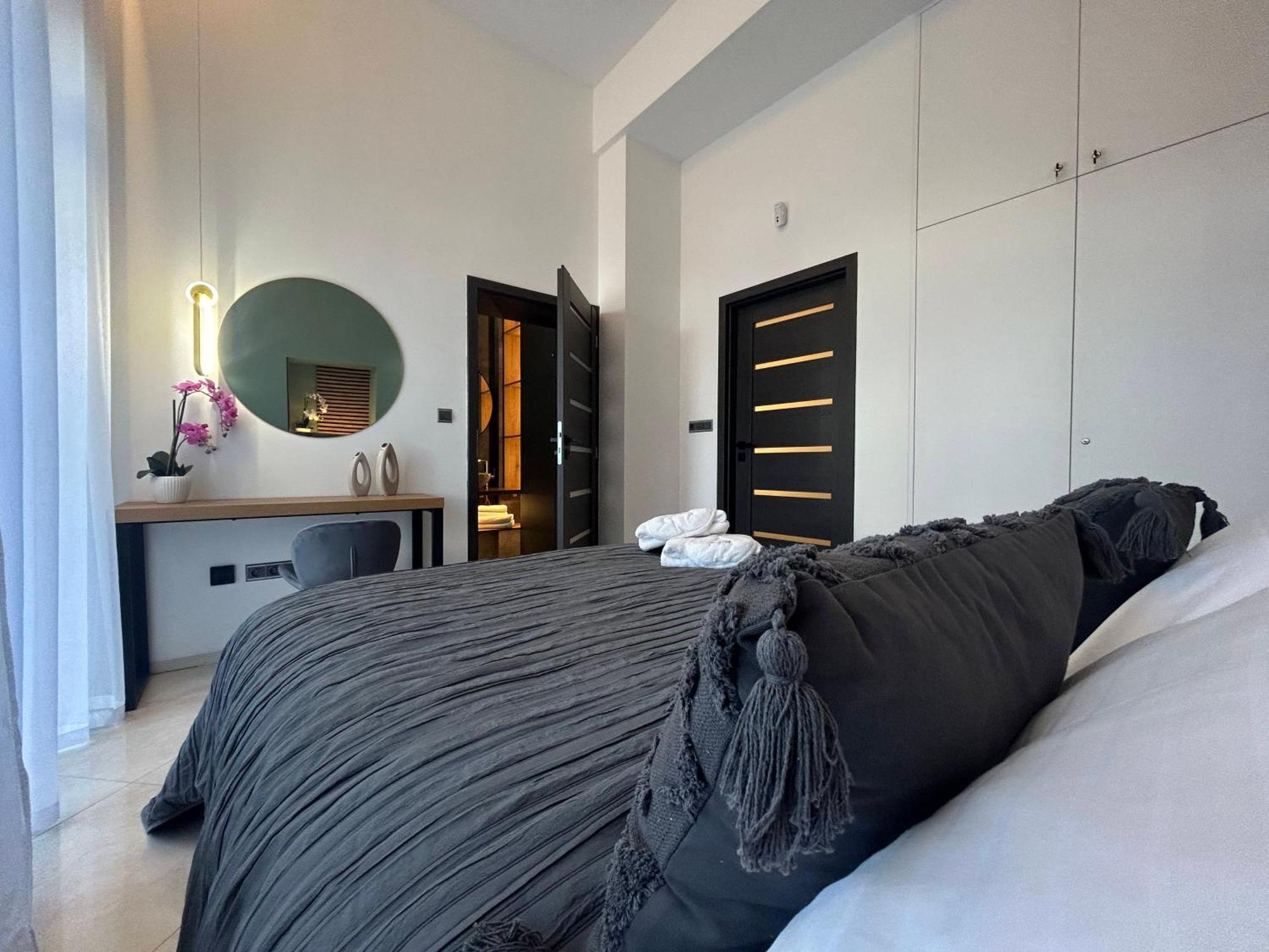 Leo Apartment Suite & Private Spa Zone - Old City Pozsony Kültér fotó